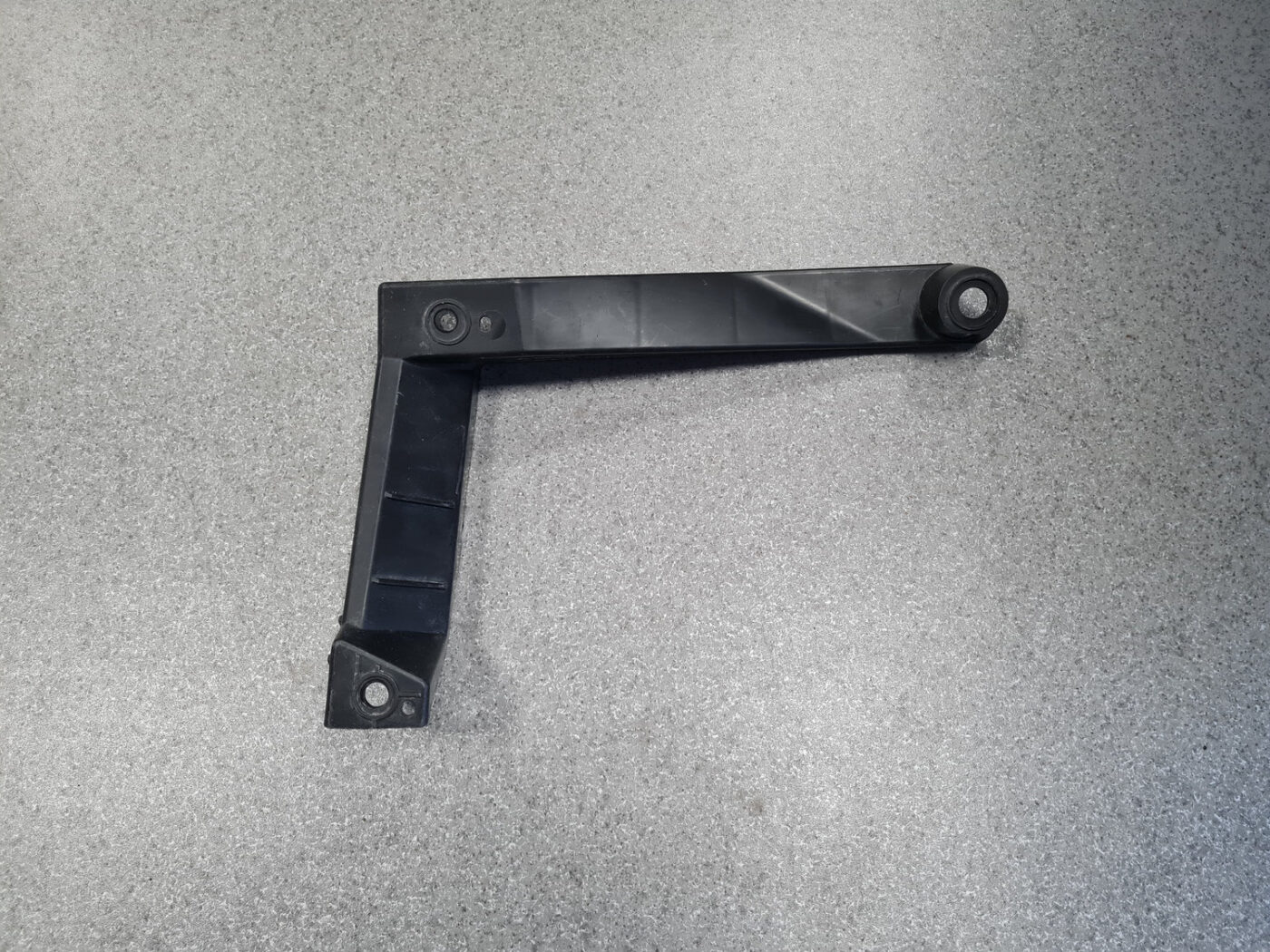 Aizmugurējā spārna un bufera stiprinājums priekš VW TOUAREG 2007 1 Aizmugurējā spārna un bufera stiprinājums priekš VW TOUAREG 2007