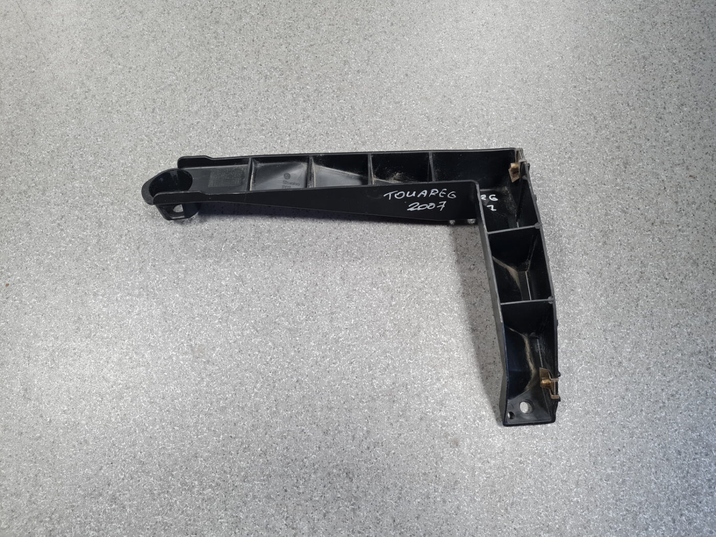 Aizmugurējā spārna un bufera stiprinājums priekš VW TOUAREG 2007 2 Aizmugurējā spārna un bufera stiprinājums priekš VW TOUAREG 2007