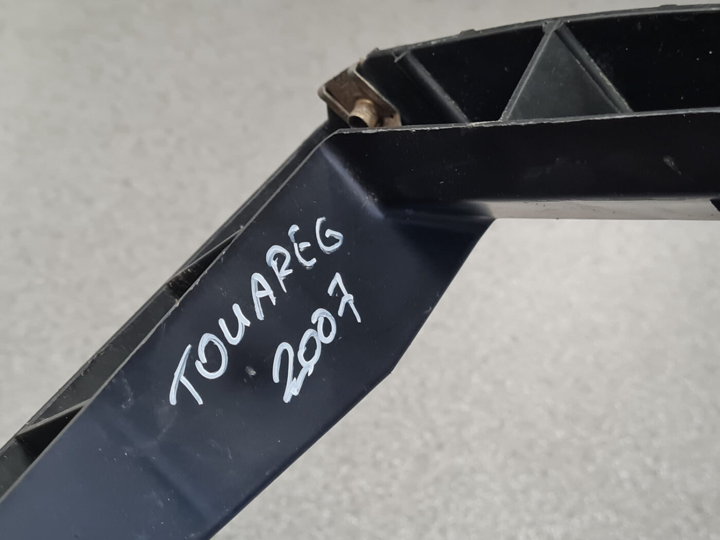 Aizmugurējā spārna un bufera stiprinājums priekš VW TOUAREG 2007 3 Aizmugurējā spārna un bufera stiprinājums priekš VW TOUAREG 2007