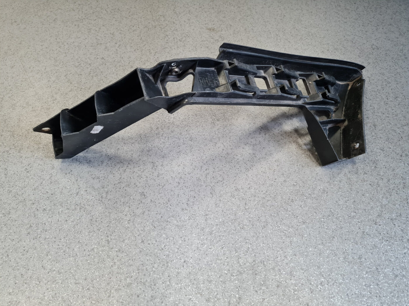 Aizmugurējā spārna un bufera stiprinājums priekš VW TOURAN 2005