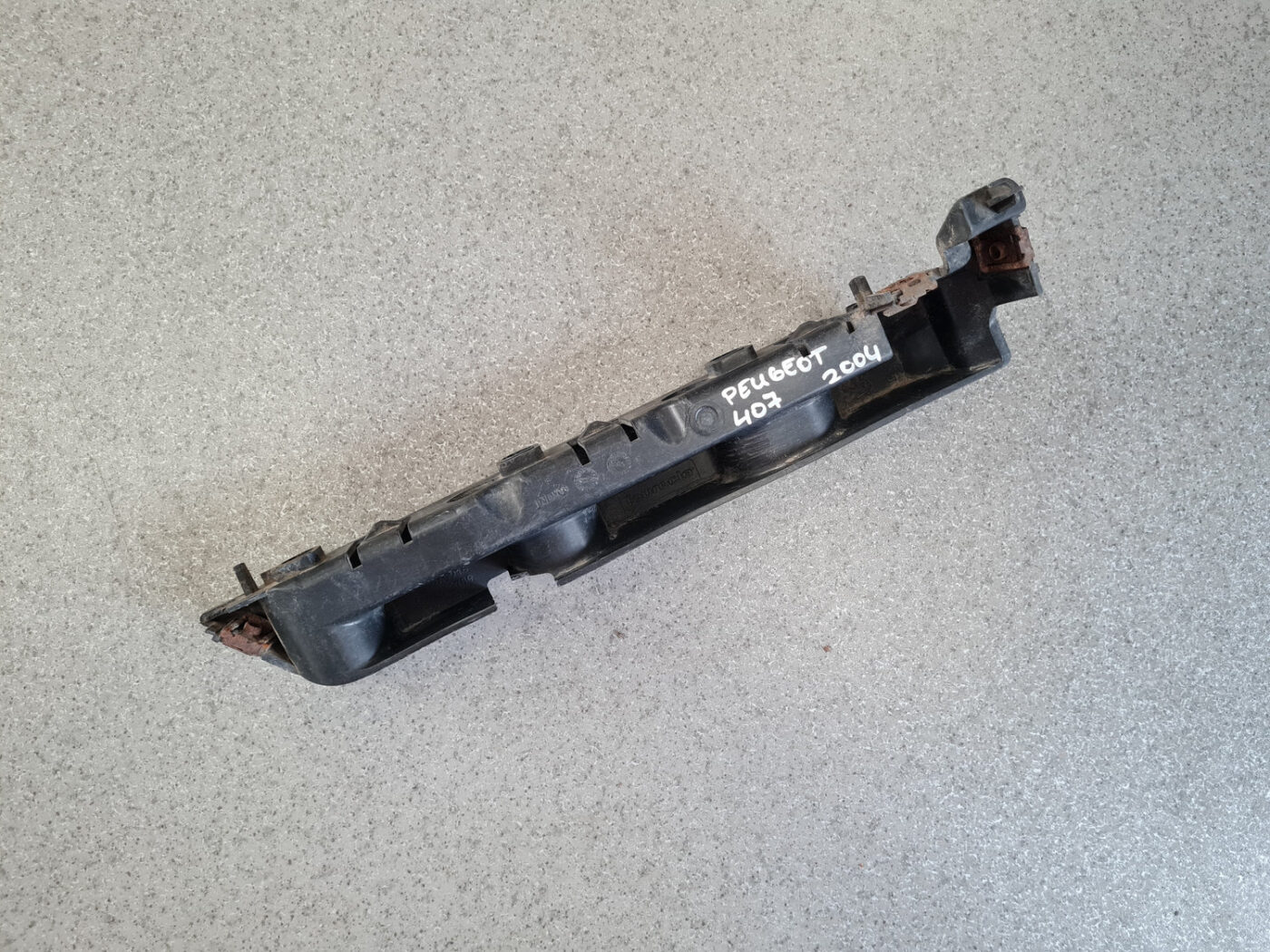 Priekšējā spārna un bufera stiprinājums priekš PEUGEOT 407 2004