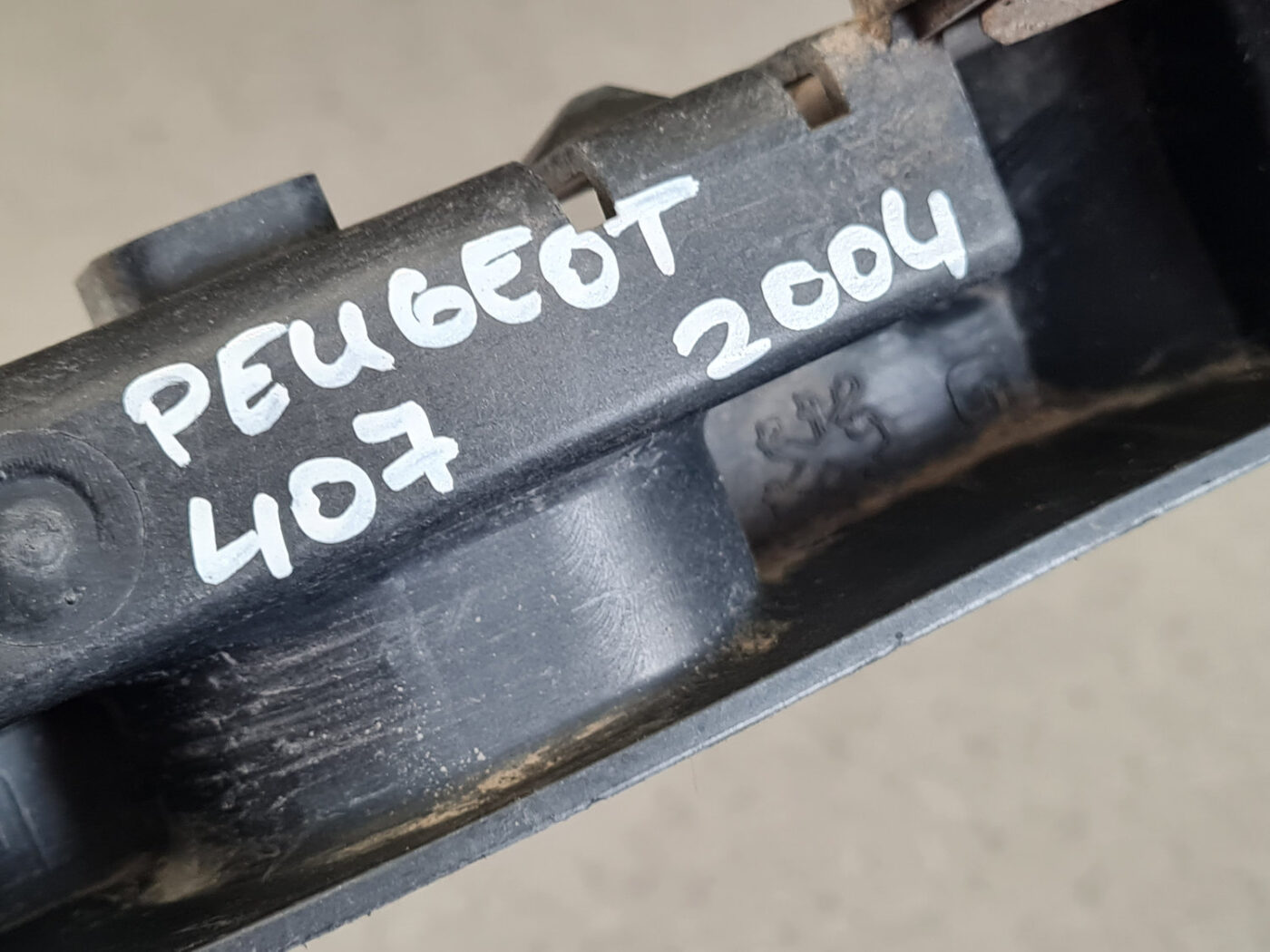 Priekšējā spārna un bufera stiprinājums priekš PEUGEOT 407 2004