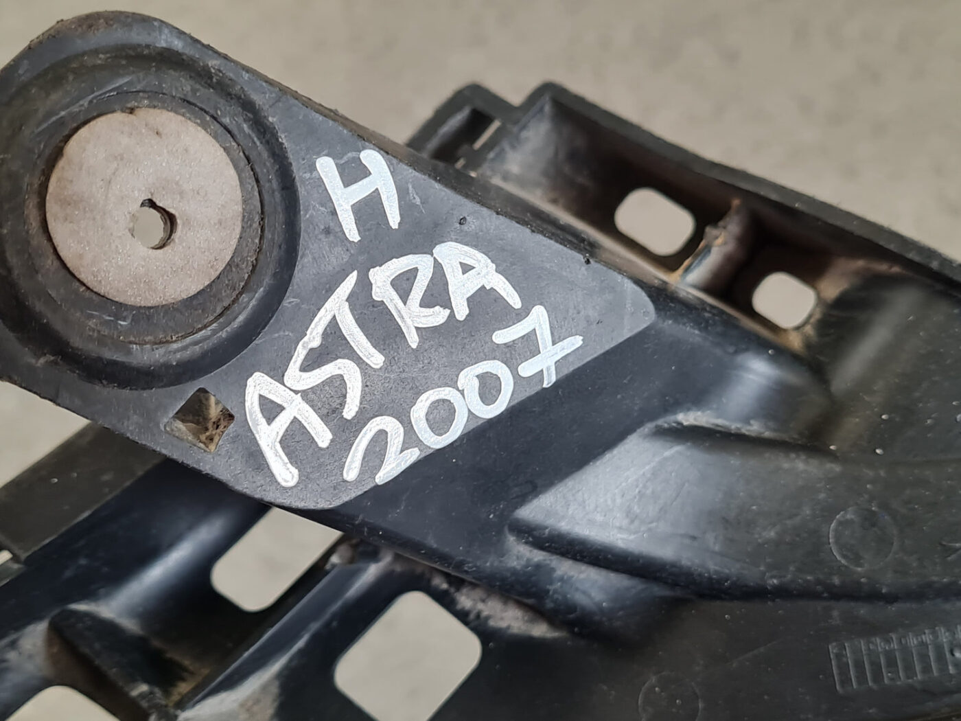 Aizmugurējā spārna un bufera stiprinājums priekš OPEL ASTRA H STATION WAGON 2007