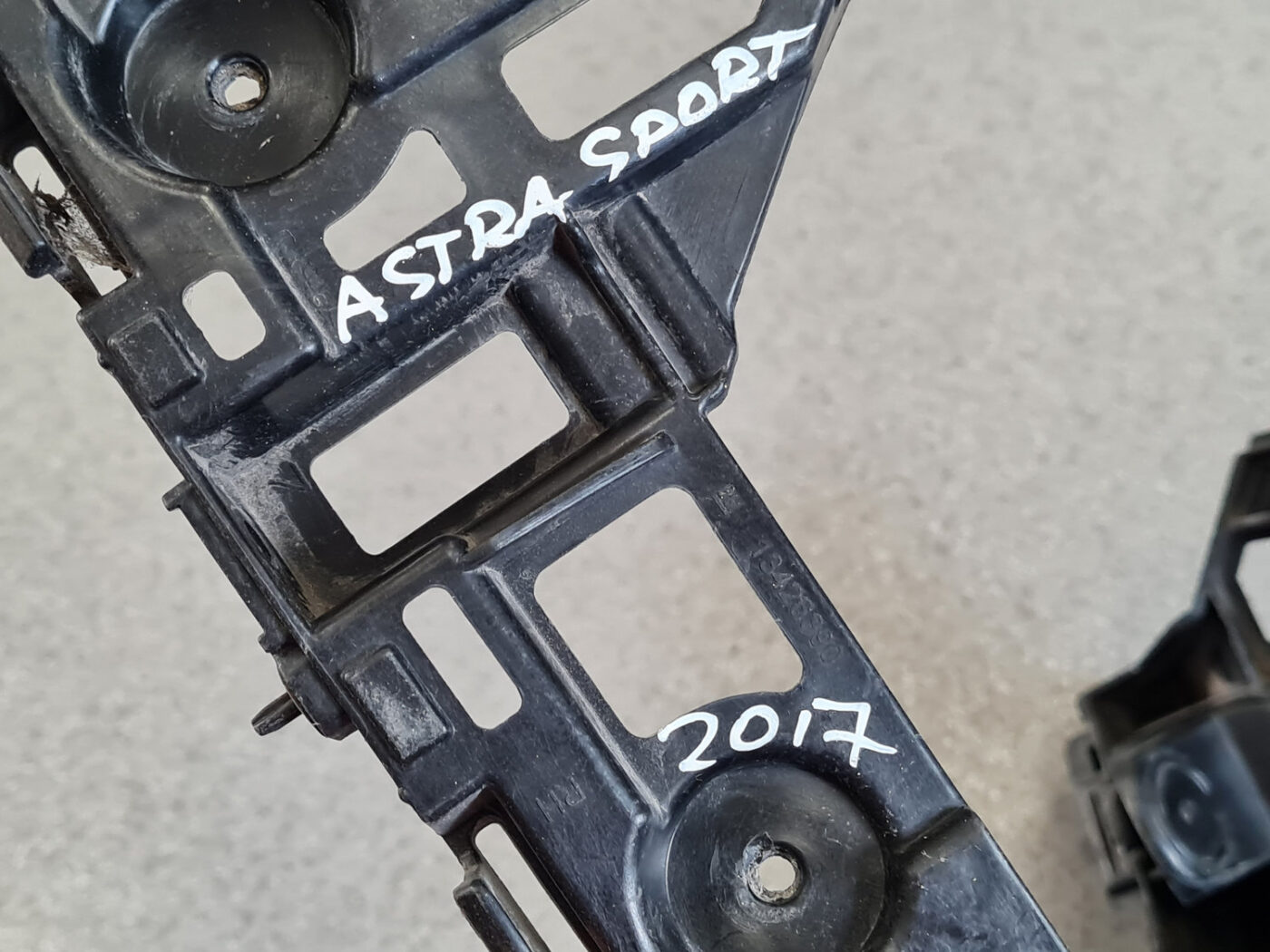 Aizmugurējā spārna un bufera stiprinājums priekš OPEL ASTRA SPORT 2017