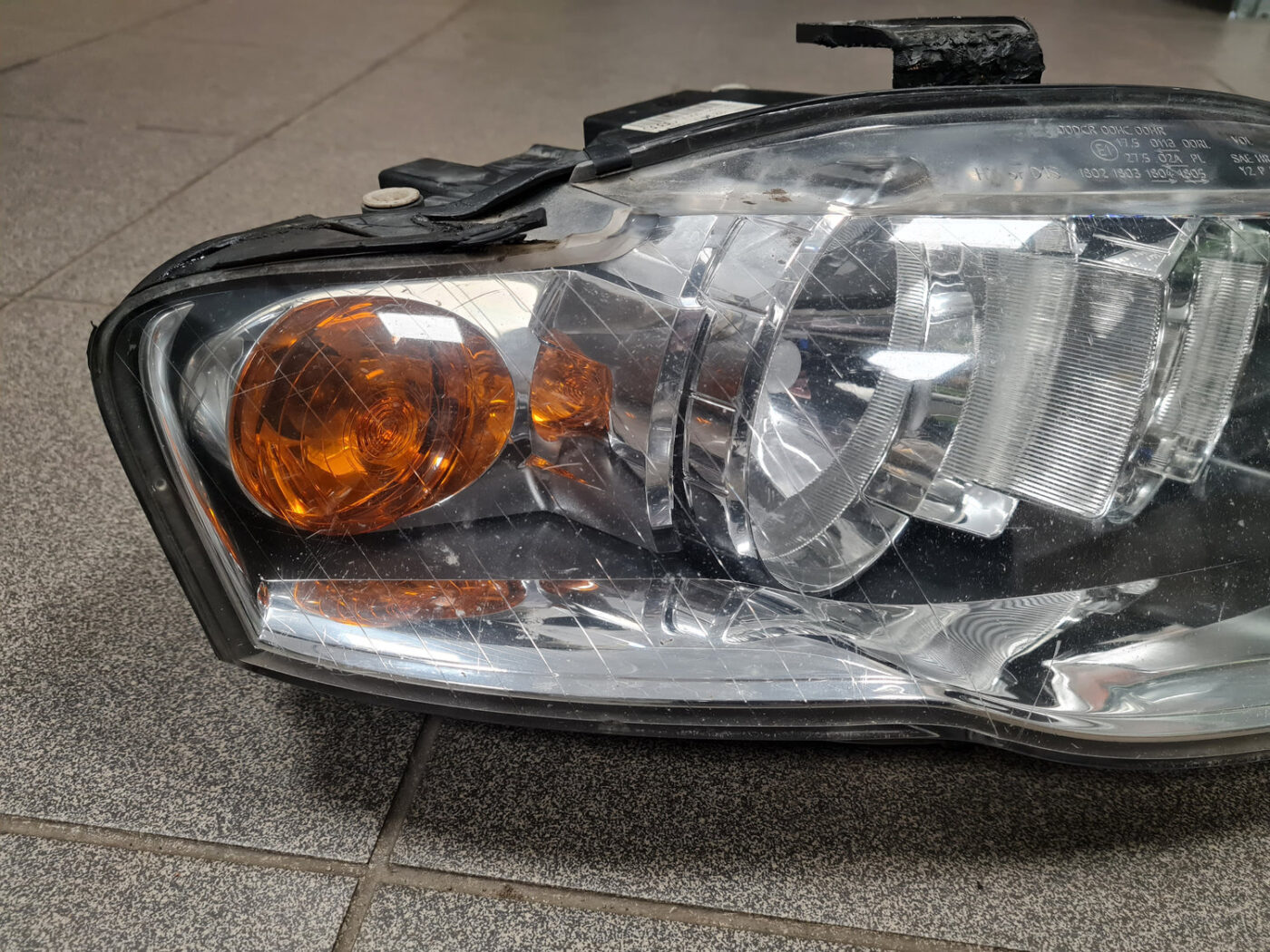 Priekšējais labais lukturis priekš AUDI A4 2007 16 Priekšējais labais lukturis priekš AUDI A4 2007