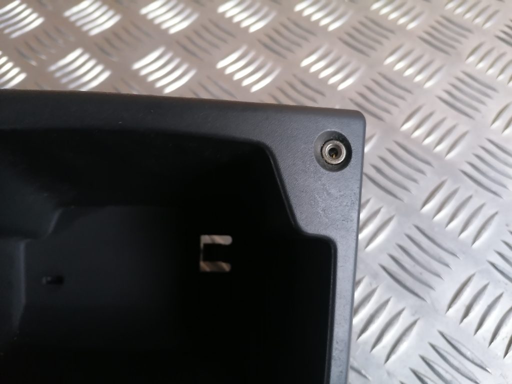 Centrālās konsoles nodalījums priekš VOLVO C30 2008 TURQUOISE