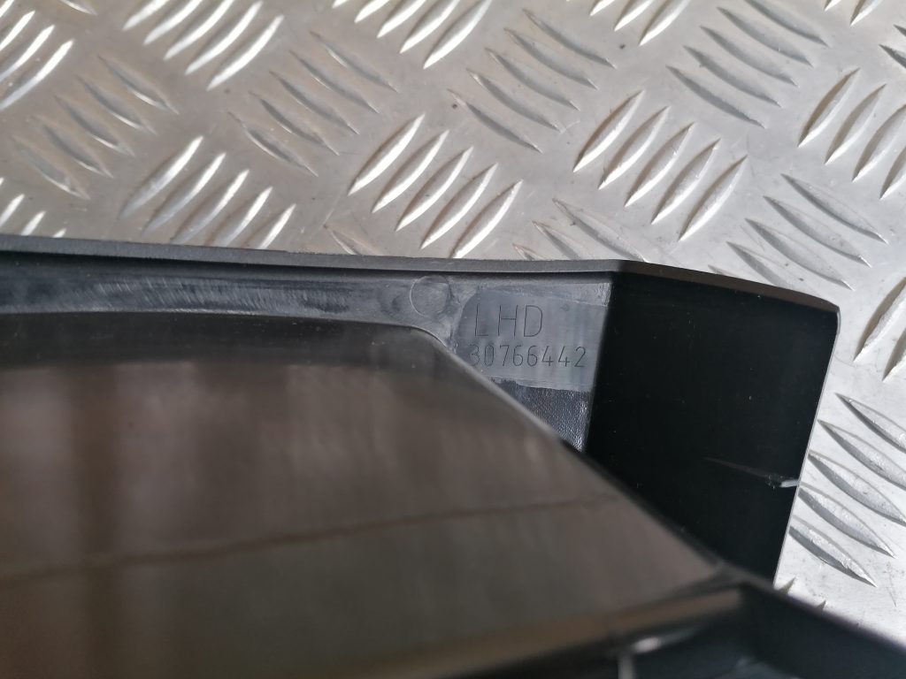 Centrālās konsoles nodalījums priekš VOLVO C30 2008 TURQUOISE