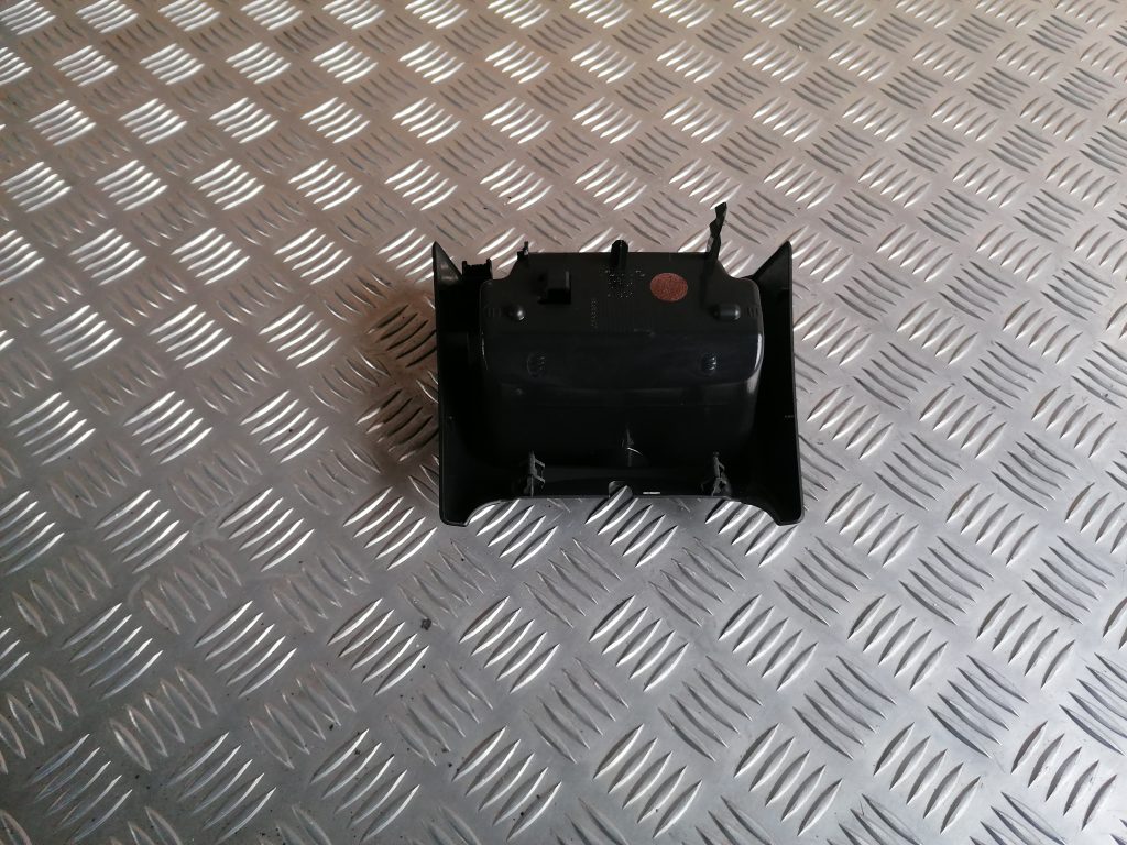 Centrālās konsoles nodalījums priekš VOLVO C30 2008 TURQUOISE