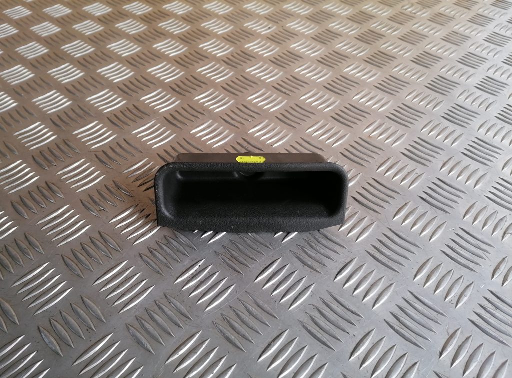 Centrālās konsoles nodalījums priekš NISSAN PATHFINDER 2006