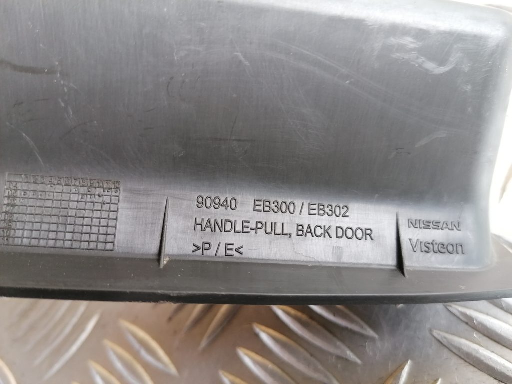 Centrālās konsoles nodalījums priekš NISSAN PATHFINDER 2006