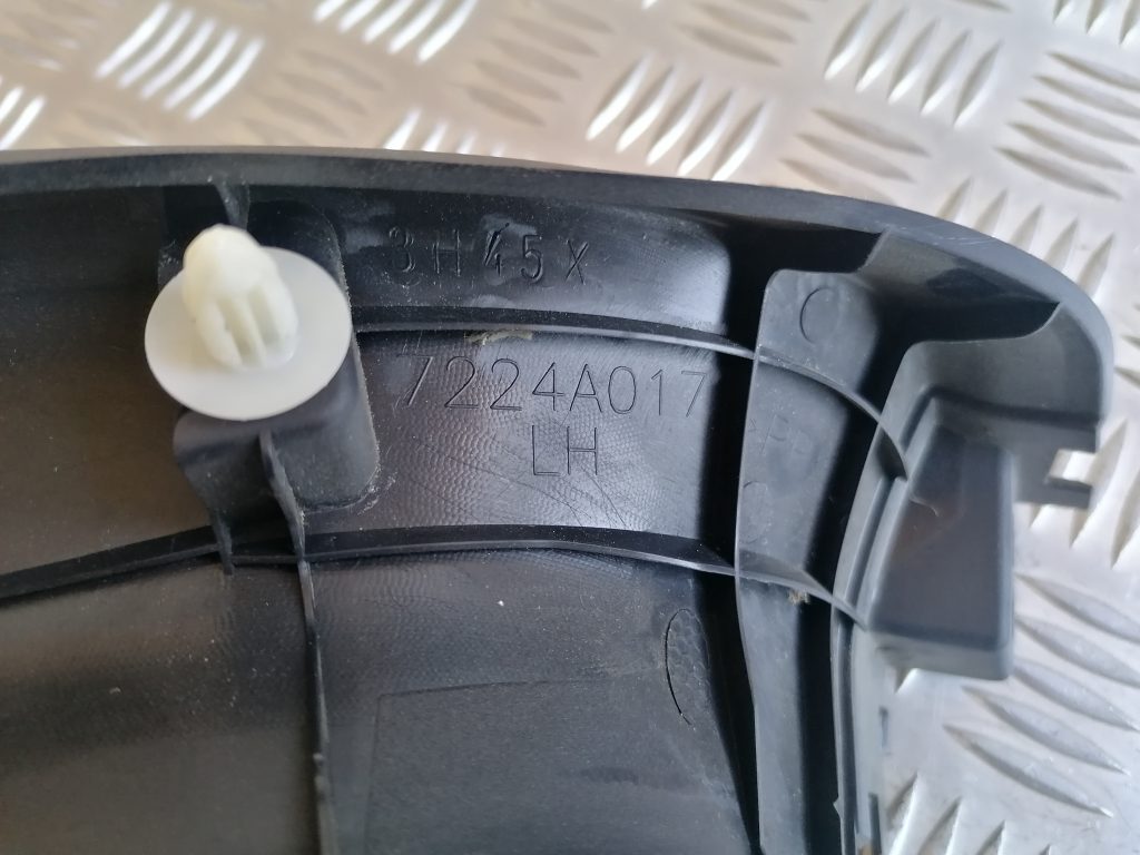 Bagāžnieka vāka apdare priekš CITROEN C-CROSSER 2009 3 Bagāžnieka vāka apdare priekš CITROEN C-CROSSER 2009