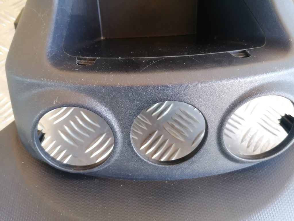 Centrālās konsoles (apdares) vidēja daļa priekš CITROEN C-CROSSER 2009 3 Centrālās konsoles (apdares) vidēja daļa priekš CITROEN C-CROSSER 2009