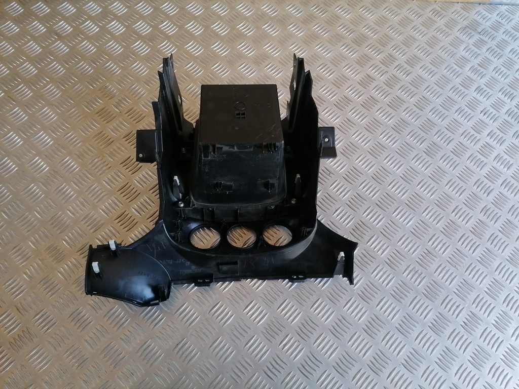 Centrālās konsoles (apdares) vidēja daļa priekš CITROEN C-CROSSER 2009 2 Centrālās konsoles (apdares) vidēja daļa priekš CITROEN C-CROSSER 2009