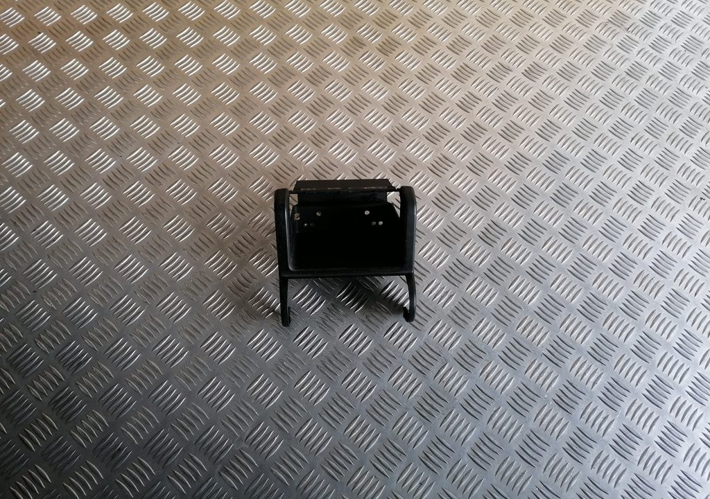 Centrālās konsoles (apdares) aizmugurēja daļa priekš BMW 320D E46 2004 TOURING