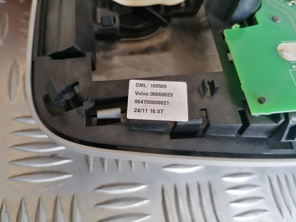 Salona atpakaļskata spogulis priekš VOLVO XC70 2007 7 Salona atpakaļskata spogulis priekš VOLVO XC70 2007