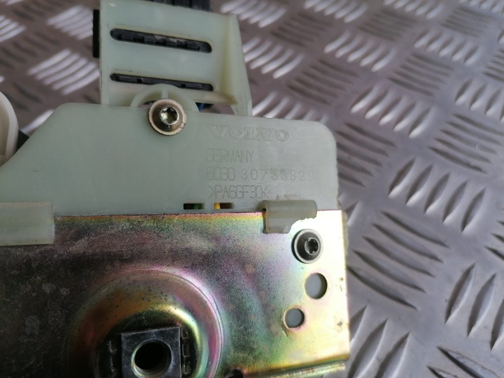 Bagāžnieka vāka slēdzene priekš VOLVO XC70 2007 4 Bagāžnieka vāka slēdzene priekš VOLVO XC70 2007