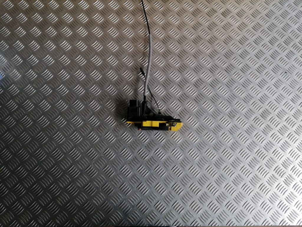 Aizmugurējo kreiso durvju slēdzene priekš VOLVO XC70 2007 1 Aizmugurējo kreiso durvju slēdzene priekš VOLVO XC70 2007