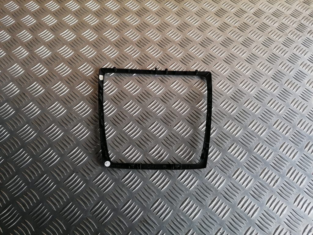 Automašīnas radio dekoratīva uzlika priekš VOLVO XC70 2007 2 Automašīnas radio dekoratīva uzlika priekš VOLVO XC70 2007