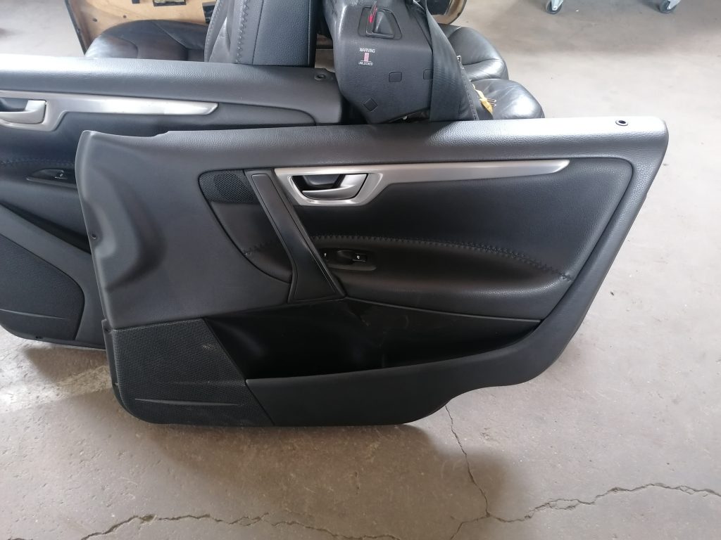 Priekšējo labo durvju apdare priekš VOLVO XC70 2007 1 Priekšējo labo durvju apdare priekš VOLVO XC70 2007