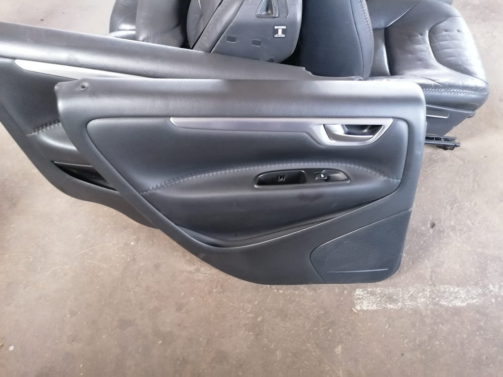 Aizmugurējo kreiso durvju apdare priekš VOLVO XC70 2007