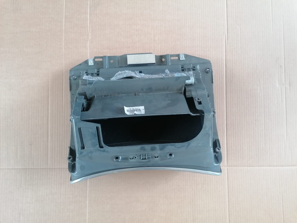 Mantu glabāšanas nodalījums pasažiera pusē priekš VOLVO XC70 2007