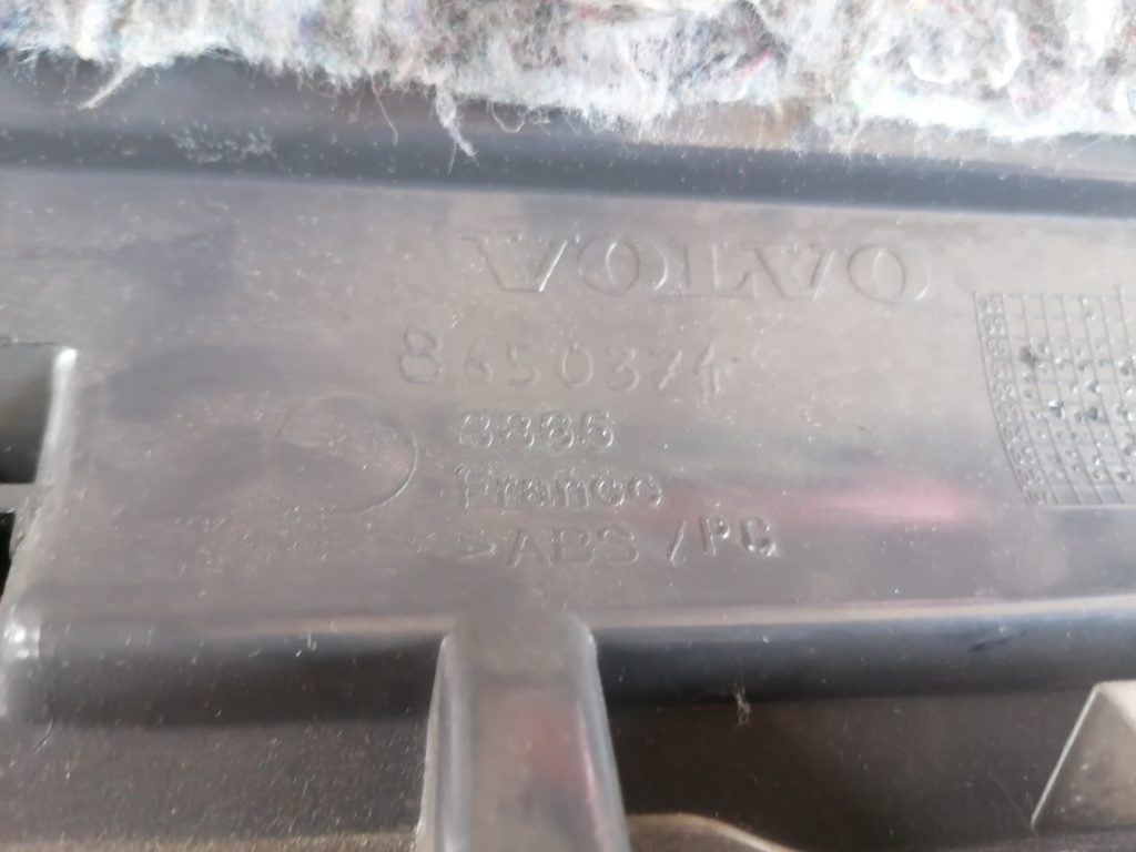 Mantu glabāšanas nodalījums pasažiera pusē priekš VOLVO XC70 2007