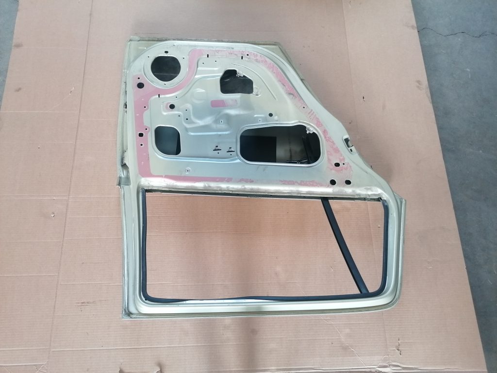 Aizmugurējās kreisās durvis priekš OPEL ASTRA H 2005