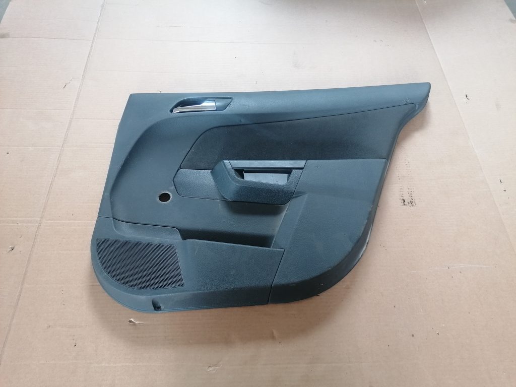 Aizmugurējo labo durvju apdare priekš OPEL ASTRA H 2005