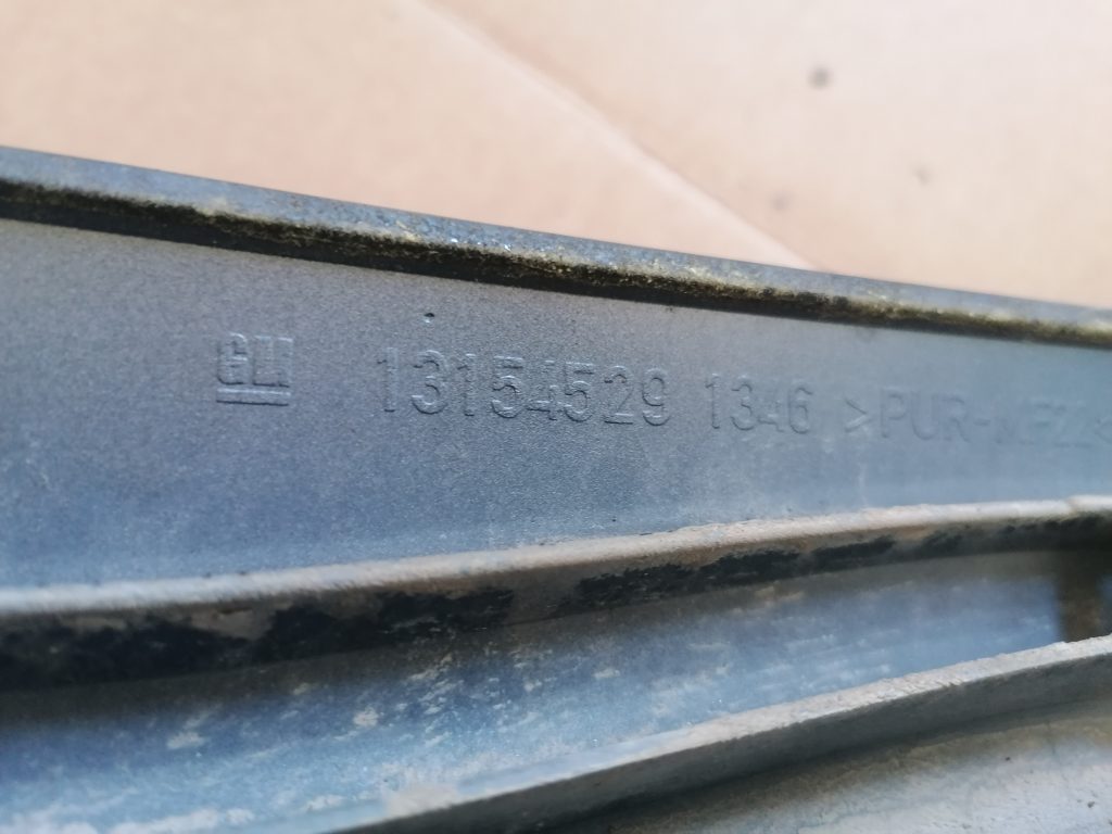 Aizmugurēja spārna uzlika (moldings) priekš OPEL ZAFIRA 2004