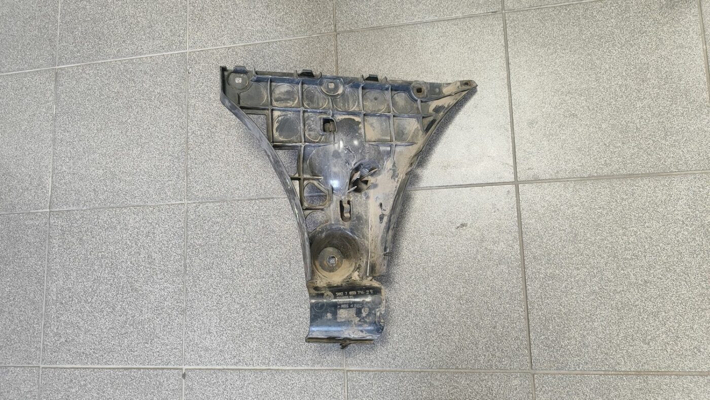 Aizmugurējā spārna un bufera stiprinājums priekš BMW 525 E60 2006 OLIVE 1 Aizmugurējā spārna un bufera stiprinājums priekš BMW 525 E60 2006 OLIVE