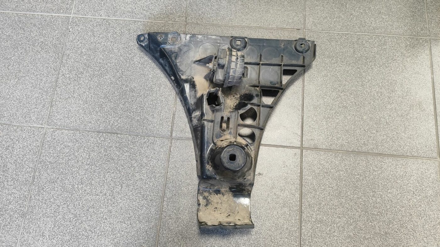 Aizmugurējā spārna un bufera stiprinājums priekš BMW 525 E60 2006 OLIVE 9 Aizmugurējā spārna un bufera stiprinājums priekš BMW 525 E60 2006 OLIVE