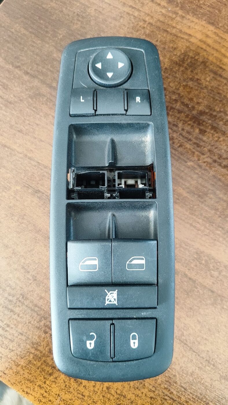 Šofera durvju slēdža pogas priekš DODGE JOURNEY 2008 1 Šofera durvju slēdža pogas priekš DODGE JOURNEY 2008