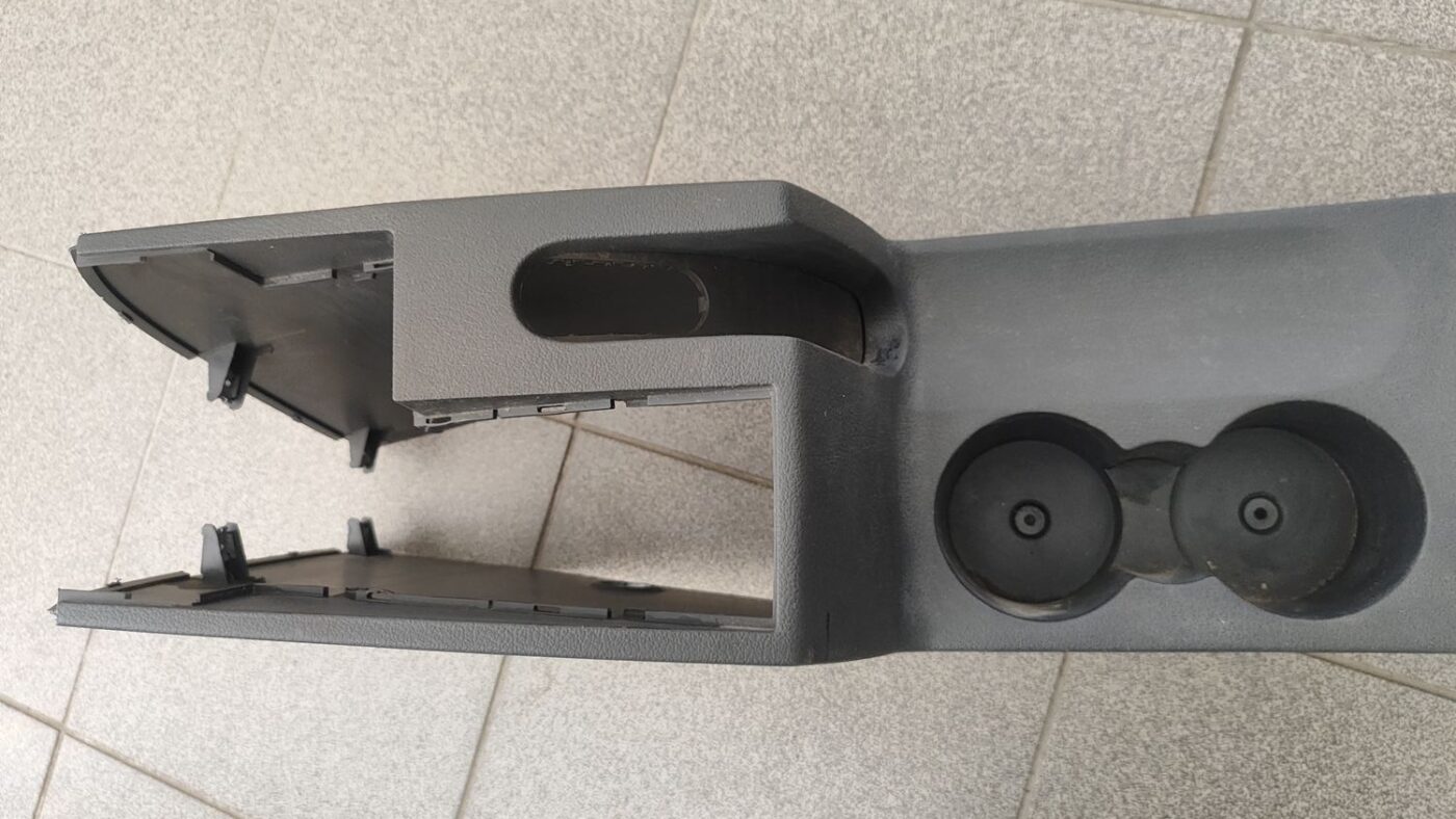 Centrālās konsoles apdares lielākā daļa priekš VW TOURAN 2005