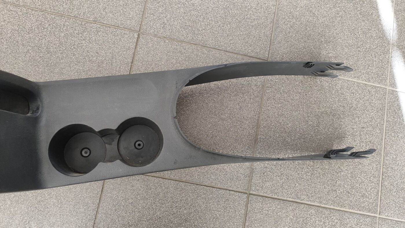 Centrālās konsoles apdares lielākā daļa priekš VW TOURAN 2005