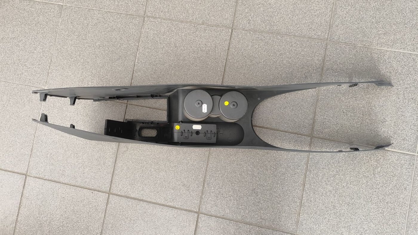 Centrālās konsoles apdares lielākā daļa priekš VW TOURAN 2005