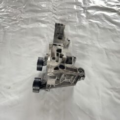 Ģeneratora kronšteins priekš AUDI A4 2007