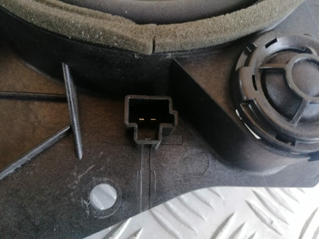 Durvju skaļrunis, apakšā priekš VOLVO C30 2008 SILVER