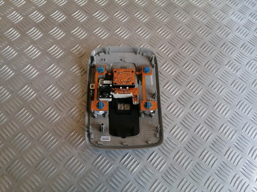 Salona apgaismojuma panelis priekš VOLVO C30 2008 SILVER 2 Salona apgaismojuma panelis priekš VOLVO C30 2008 SILVER