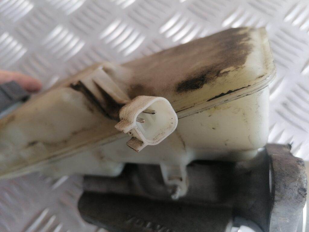 Bremžu pastiprinātāja galvenais cilindrs priekš VOLVO C30 2008 SILVER