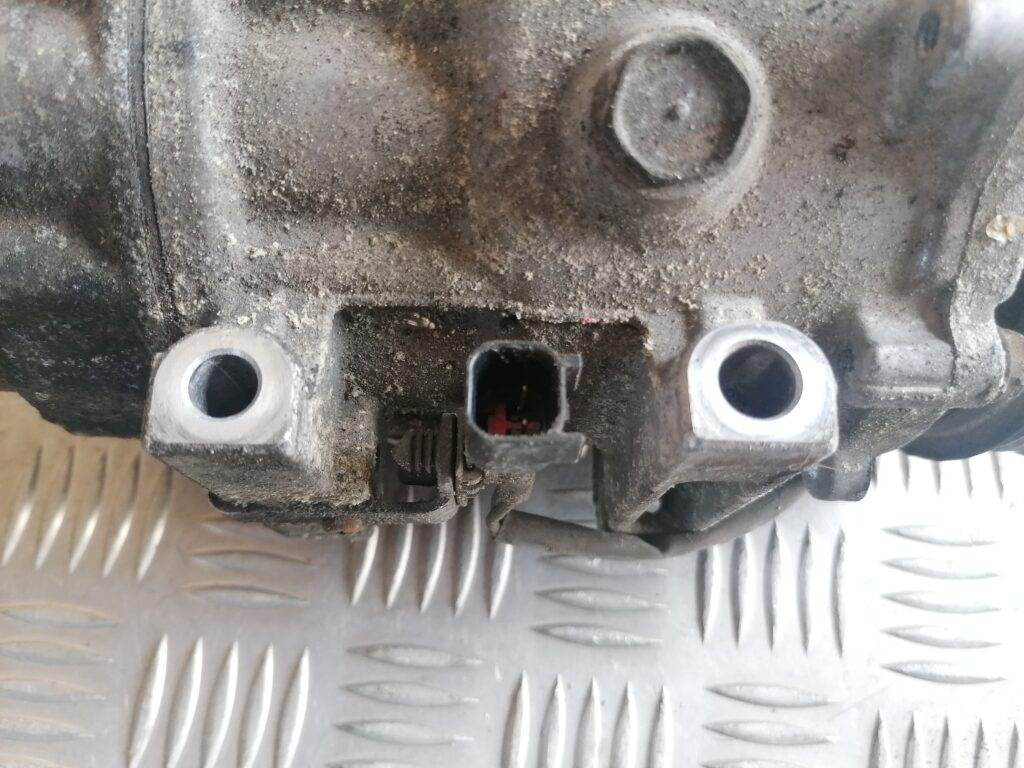 Gaisa kondicioniera kompresors priekš VOLVO C30 2008 SILVER 3 Gaisa kondicioniera kompresors priekš VOLVO C30 2008 SILVER