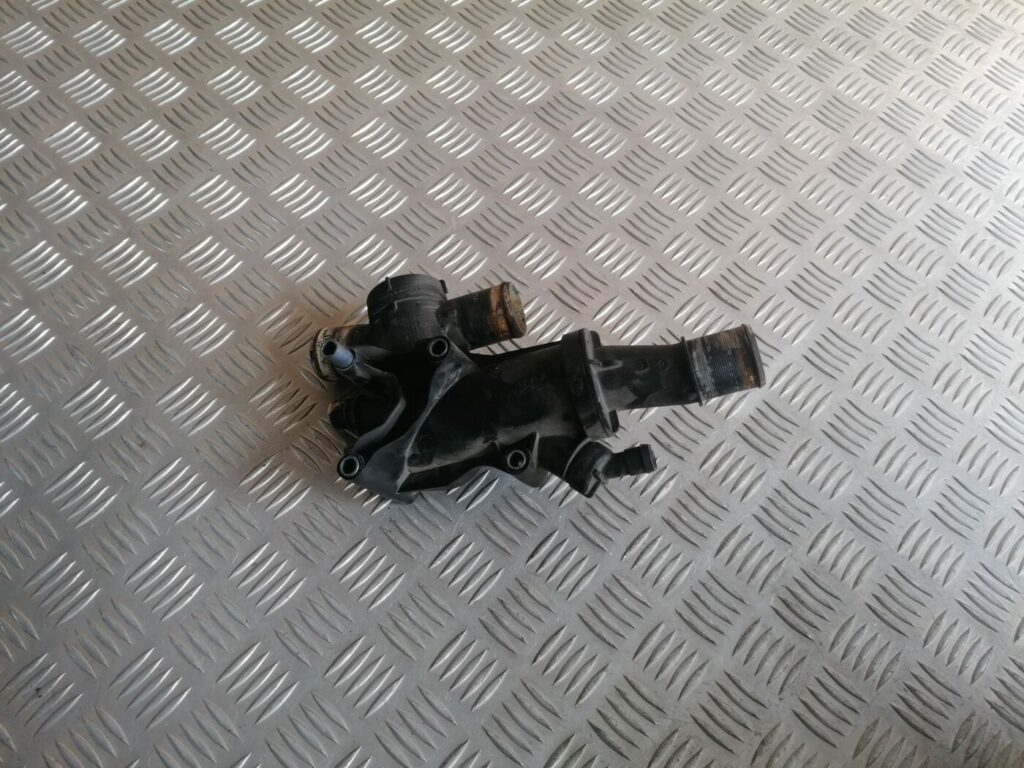 Termostata korpuss priekš VOLVO C30 2008 SILVER 2 Termostata korpuss priekš VOLVO C30 2008 SILVER