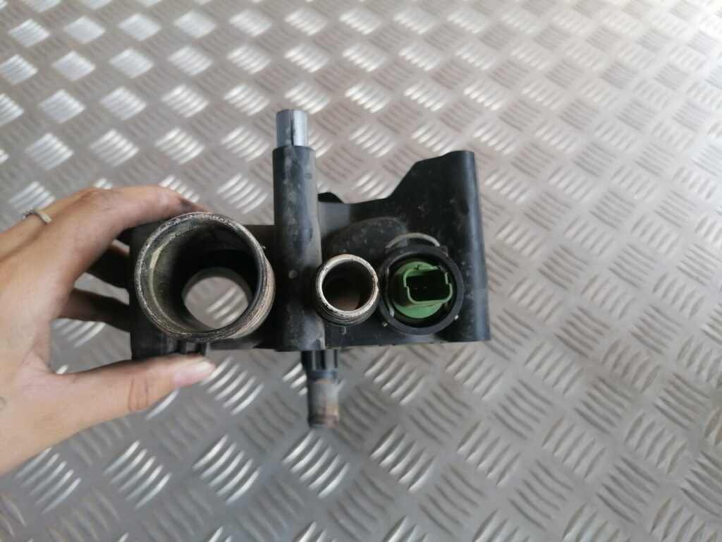 Termostata korpuss priekš VOLVO C30 2008 SILVER 3 Termostata korpuss priekš VOLVO C30 2008 SILVER