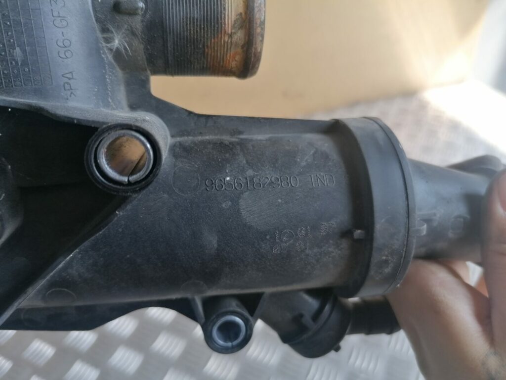 Termostata korpuss priekš VOLVO C30 2008 SILVER 4 Termostata korpuss priekš VOLVO C30 2008 SILVER