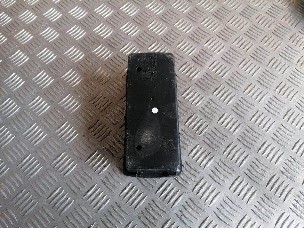 Centrālās konsoles nodalījums priekš VOLVO C30 2008 SILVER