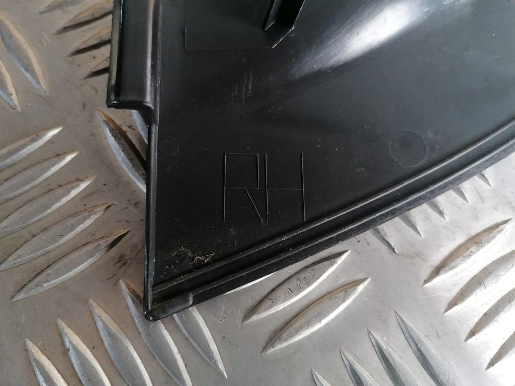 Mērinstrumentu paneļa sānu apdare priekš VOLVO XC70 2007 3 Mērinstrumentu paneļa sānu apdare priekš VOLVO XC70 2007