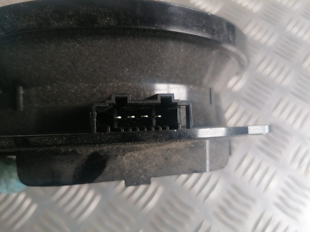 Durvju skaļrunis, apakšā priekš VW GOLF VARIANT 2012