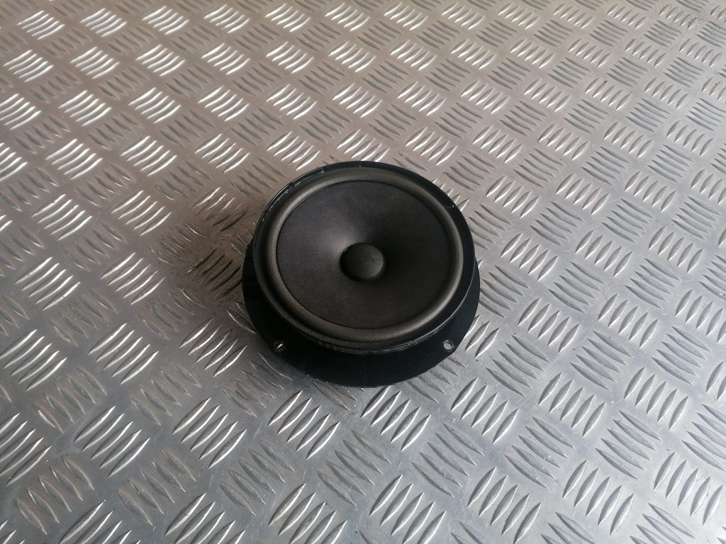 Durvju skaļrunis, apakšā priekš VW GOLF VARIANT 2012