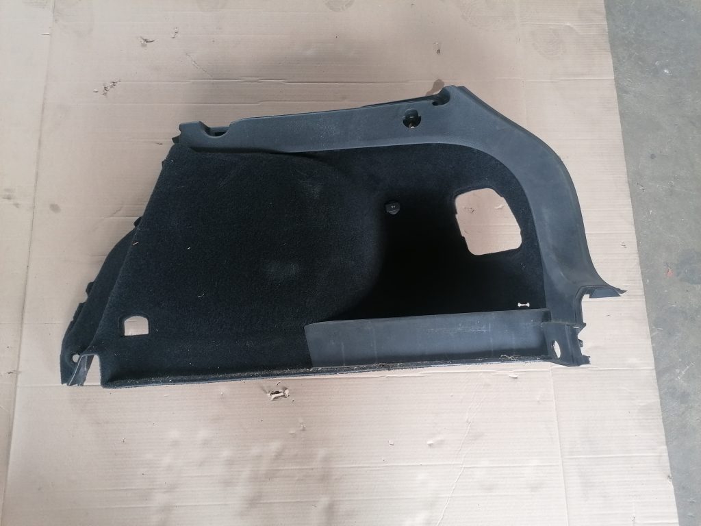 Bagāžnieka nodalījuma sānu apdare priekš VW GOLF VARIANT 2012