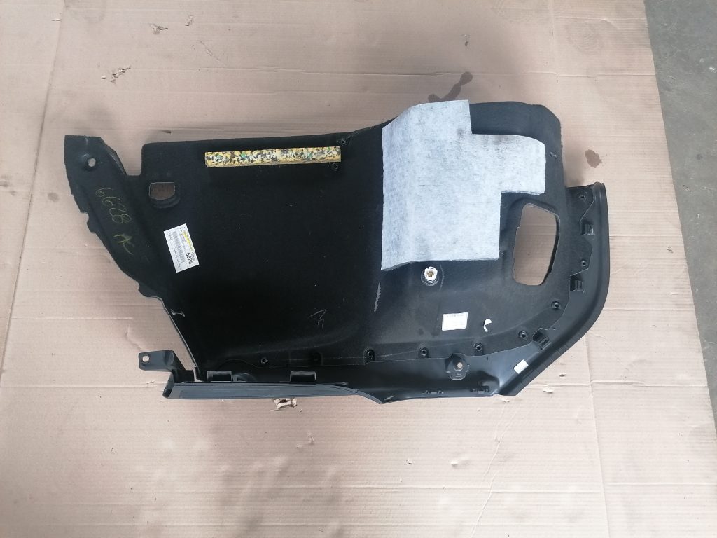 Bagāžnieka nodalījuma sānu apdare priekš VW GOLF VARIANT 2012