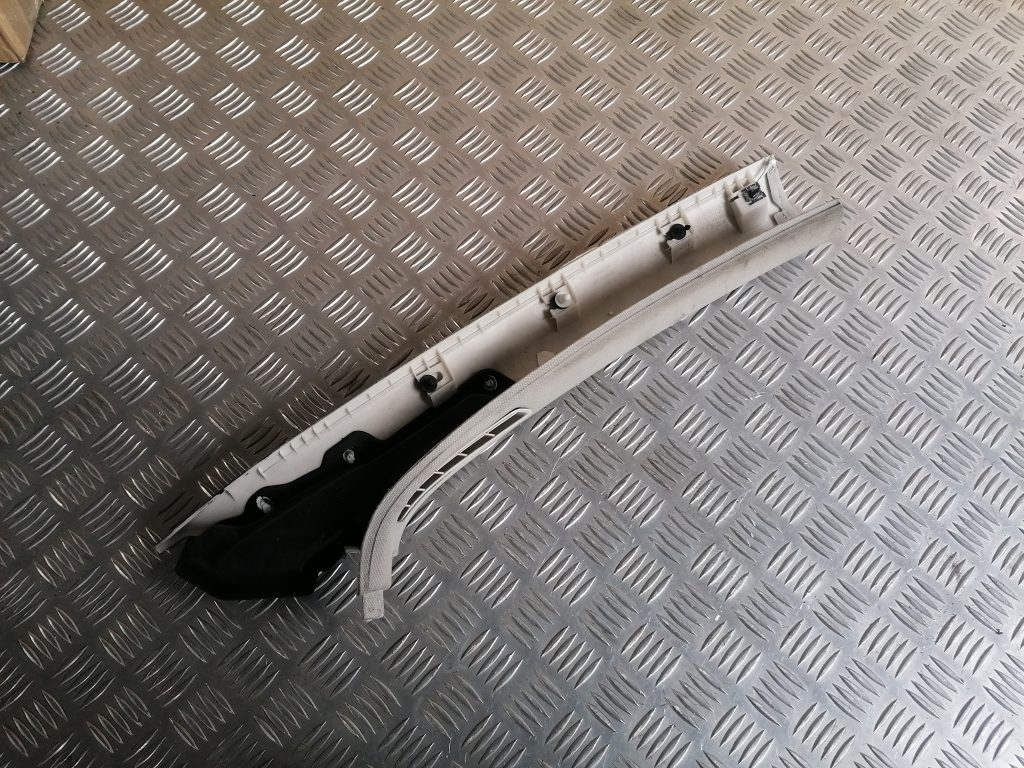 Priekšējas salona statnes apdare priekš VW GOLF VARIANT 2012